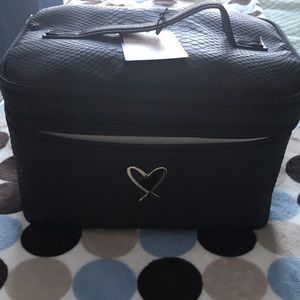 🆕Victoria’s Secret Black with gold heart Runway Train Case. NWT